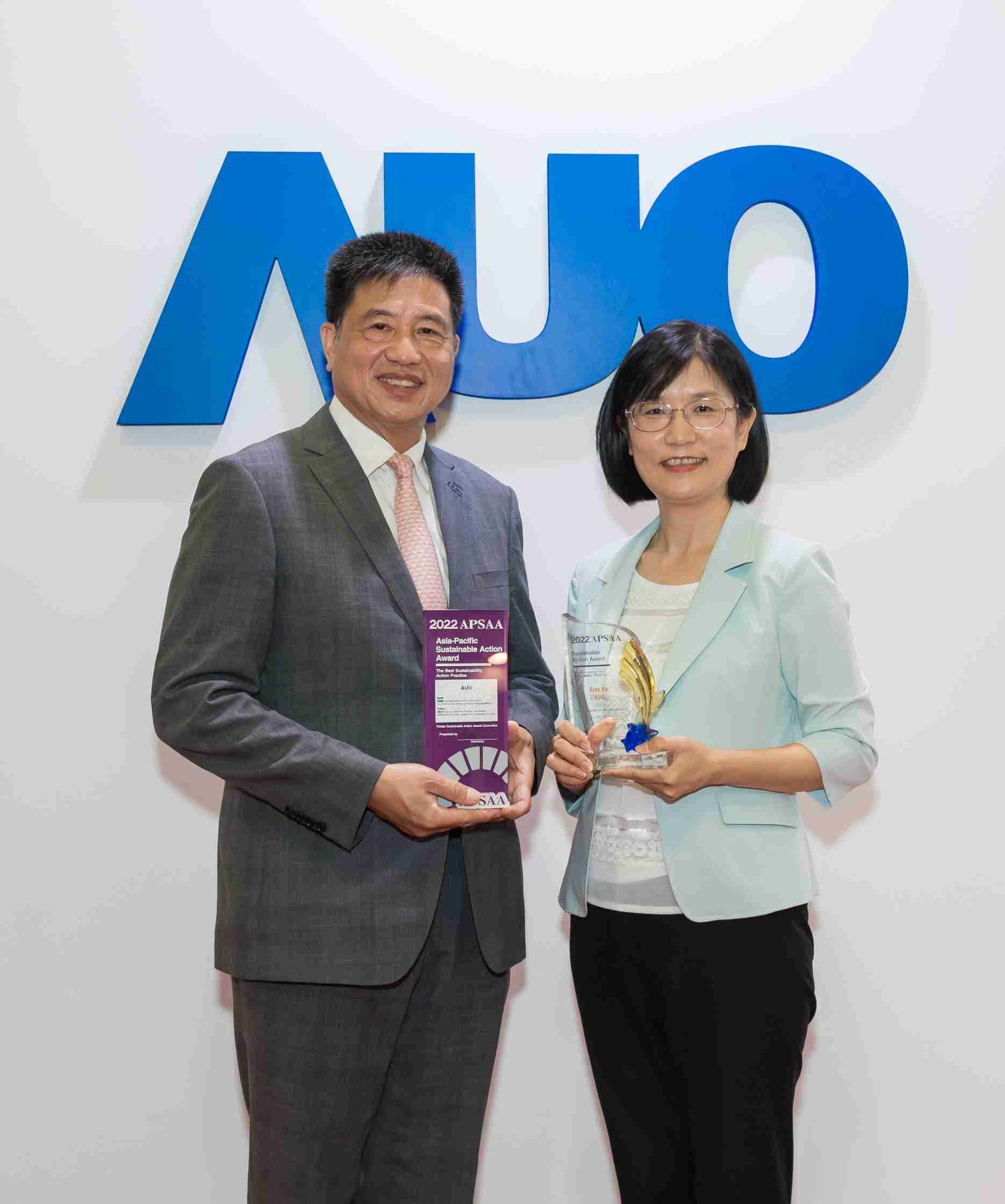 人生就是博长期垫筑永续远景的基石，，，，透过ESG暨气候委员会逐步实践永续策略蓝图。。其中，，人生就是博光电永续长古秀华带领团队、、制定中长期目标，，缔造多面向亮眼表现，，获得「顶尖永续长奖」的个人奖殊荣（左：人生就是博光电董事长暨执行长彭双浪，，，，右：人生就是博光电永续长古秀华）
