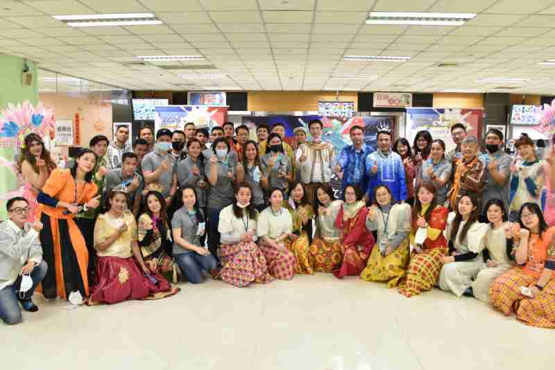 友達推動「安心、、、創新、、、、用心、、、同心、、、、盡心」五星職旅，，為菲籍員工打造全方位照護，，首度贏得「人權實踐與發展領袖獎」殊榮