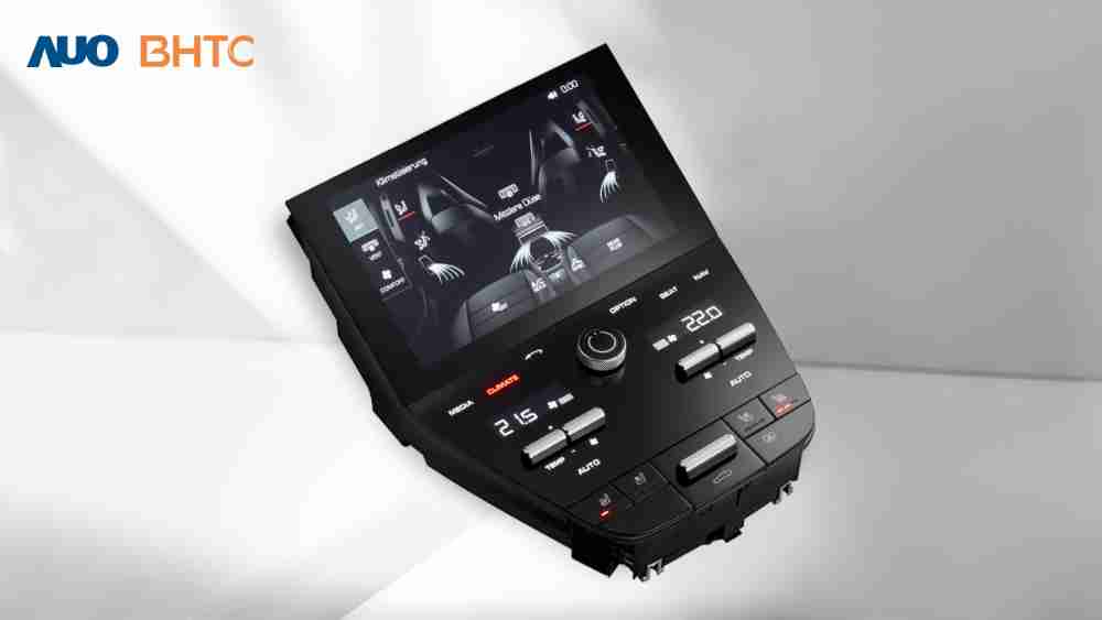 作為友達新生力軍，，，，BHTC所展示的中央與後座鞍部的Display HMI產品，，，，可處理多區恆溫控制、、、、顯示畫面，，呈現仿真3D車室分區；以力傳感技術精準傳遞觸感，，，並結合音量及震動反饋，，防止意外啟動，，，，提供使用者自然流暢、、、直觀且輕鬆駕馭的舒適介面