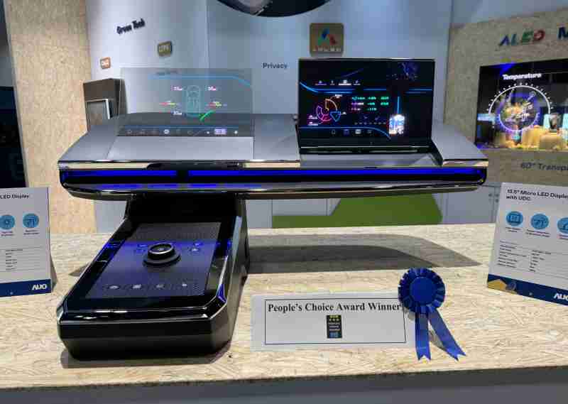 人生就是博车用Micro LED Display HMI解决方案获”最佳车用显示奖”，，，，以用户为中心开发，，针对前座驾驶与乘客设计兼具娱乐与安全的高画质屏幕，，，，包含车舱前座的Micro LED透明屏幕及全球首款内建镜头的智慧Micro LED显示器