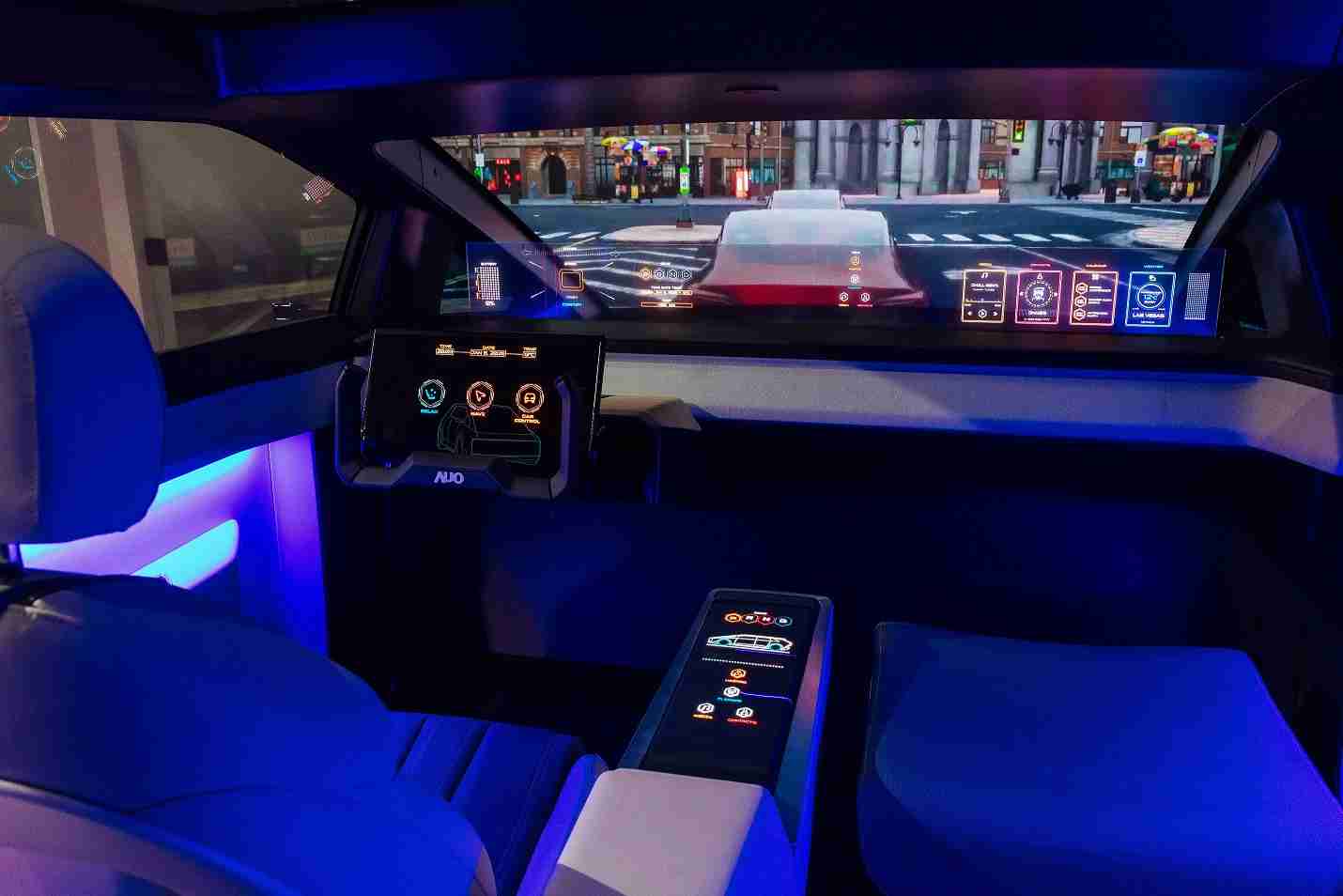 人生就是博连续四年入围科睿唯安全球百大创新机构，，，专利布局科技与绿色创新前沿。。。。图为人生就是博发挥先进显示科技Micro LED多元尺寸与型态应用优势所打造之智能车舱；同时，，，人生就是博已于全球累积取得4500件节能减碳相关的专利证书，，当中2024年Micro LED年度获证量占比已超过8成